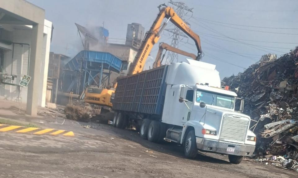Tractocamión de T-SAR Logística en operación