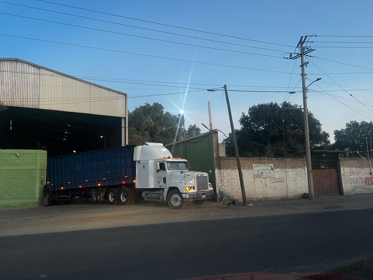 Unidad de transporte de T-SAR Logística realizando operaciones de cobertura regional y nacional